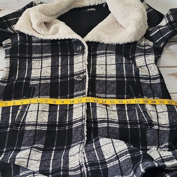 Steve Madden Black and Cream Plaid Women's Coat with Cream Faux Fur Collar NWOT - Picture 13 of 14